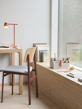 17111-en-sketch-toolbox-grey-loft-chair-oak-deep-red-steelcut-140-workshop-table-130-cm-oak-warm-grey-linoleum-tip-table-copper-brown-org.tif