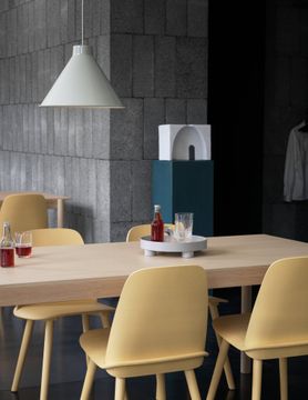 19421-en-top-pendant-38-grey-linear-wood-200x90-nerd-sand-yellow-platform-tray-grey-raise-clear-muuto-org.tif