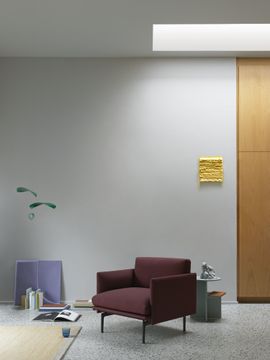 19808-en-outline-studio-chair-vidar-693-black-ply-rug-yellow-halves-sage-green-raise-dark-blue-muuto-org.tif