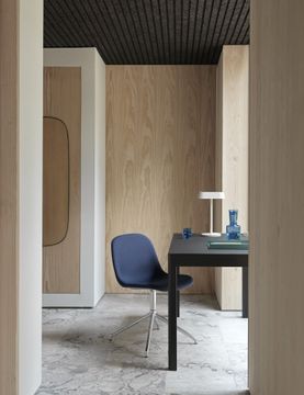 19962-en-workshop-table-130-65-black-fiber-side-swivel-chrome-twill-weave-780-linear-table-lamp-raise-indigo-arrange-framed-dark-green-muuto-org_v2.tif