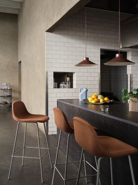 22965-en-fiber-bar-w-backrest-h75-tube-grey-re-wool-568-top-pendant-o36-deep-red-tub-jug-pale-blue-ridge-h16-5-beige-wave-tray-corky-flow-muuto-org.tif