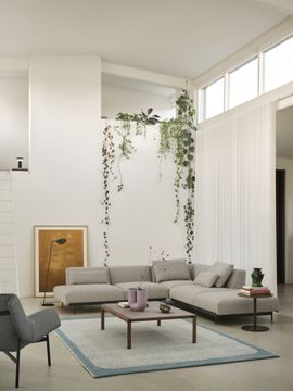 22968-en-in-situ-corner-config-4-clay-12-pebble-200x300-pale-blue-couple-coffee-table-120x84x35-2-plain-1-wavy-taupe-dark-oiled-oak-wrap-lounge-sabi-151-black-muuto-org.tif