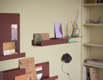 23809-en-folded-shelves-deep-red-silent-vase-11-clear-post-wall-lamp-arrange-grey-muuto-org.tif