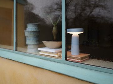 23811-en-light-blue-ease-portable-lamp-muuto-org.tif