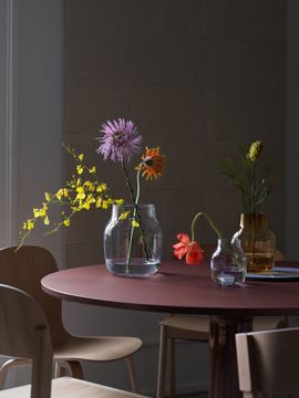 23847-en-silent-vase-20-11-clear-15-burnt-orange-midst-table-120-dark-red-visu-workshop-cover-side-oak-muuto-org.tif