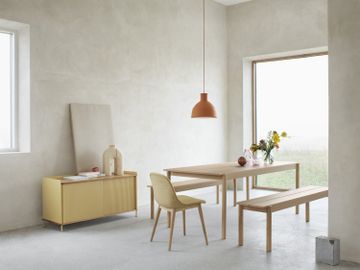 4154-en-linear-wood-series-oak-fiber-side-chair-oak-canvas-414-enfold-sideboard-low-oak-sand-unfold-2-muuto-org.tif