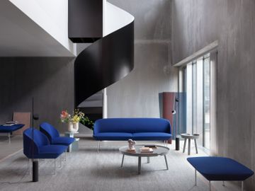 4178-en-oslo-3-seater-lounge-pouf-bench-vidar-772-chrome-around-table-post-floor-lamp-kink-vase-muuto-org.tif