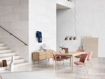 4187-en-oslo-side-chair-twill-weave-530-chrome-linear-wood-table-oak-reflect-sideboard-ambit-rail-lamp-taupe-muuto-org.tif