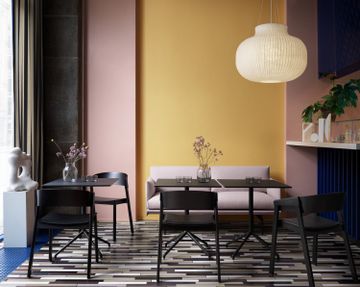 4840-en-cover-chair-black-refine-leather-still-table-outline-studio-sh45-twill-weave-620-strand-pendant-muuto-org.tif