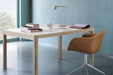 9453-en-tip-table-lamp-grey-arrange-workshop-table-linoleum-oak-fiber-armchair-cognac-leather-alu-folded-muuto-med-res.jpg