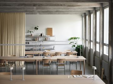 9938-en-linear-system-modular-table-config-2-oak-loft-chair-dusty-green-linear-mounted-lamp-grey-compile-config-8-grey-muuto-org.tif
