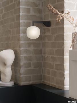 12033-en-rime-wall-lamp-black-ridge-vase-off-white-muuto-org.tif