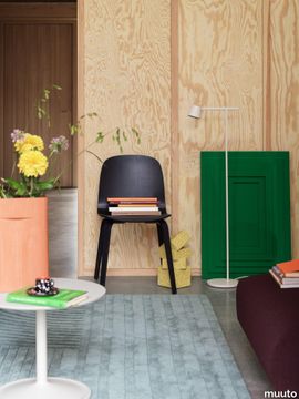 19413-en-relevo-sage-green-170x240-soft-side-off-white-visu-midnight-blue-tip-floor-white-in-situ-vidar-693-muuto-org.tif