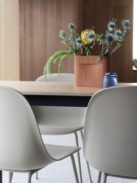19815-en-fiber-side-chair-tube-grey-base-table-oak-veneer-black-raise-dark-blue-ridge-h16-5-terracotta-muuto-org.tif