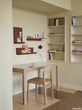 23814-en-folded-shelves-deep-red-workshop-table-130-warm-grey-linoleum-oak-workshop-chair-post-wall-lamp-silent-11-clear-raise-muuto-org.tif
