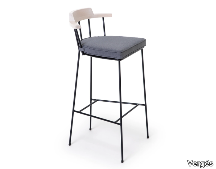 MIM - High powder coated steel stool with armrests _ Vergés