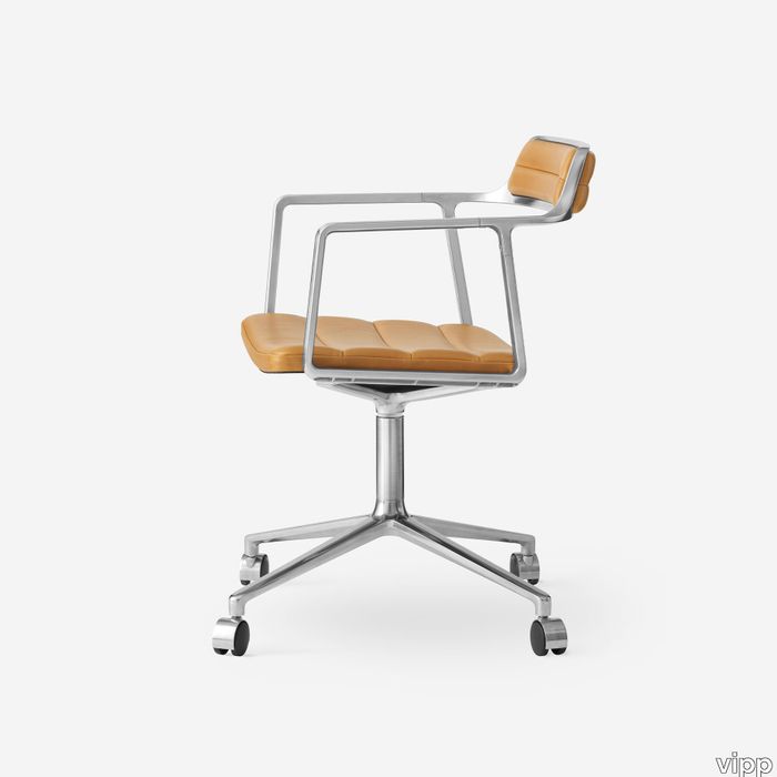 vipp-452-swivel-chair-polished-sand-leather-castors-01_0.jpg