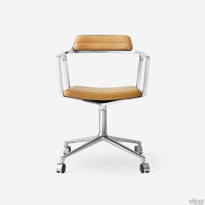 vipp-452-swivel-chair-polished-sand-leather-castors-02.jpg