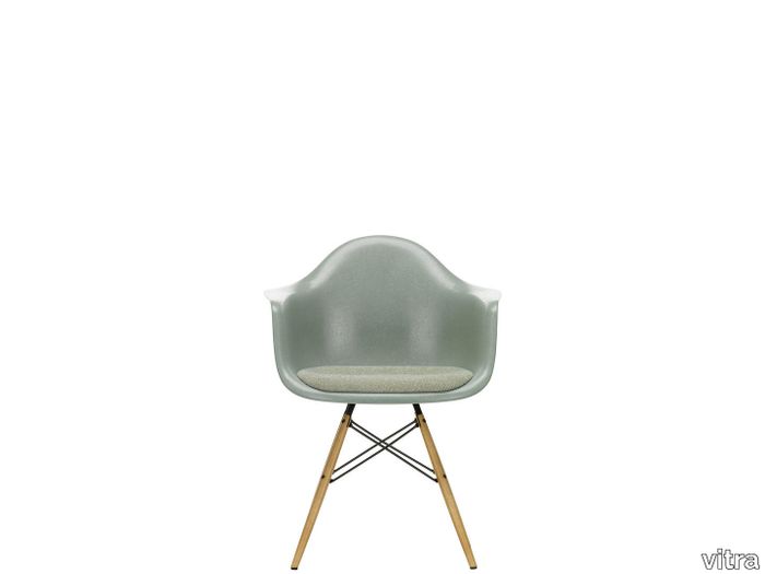 Eames Fiberglass Armchair DAW