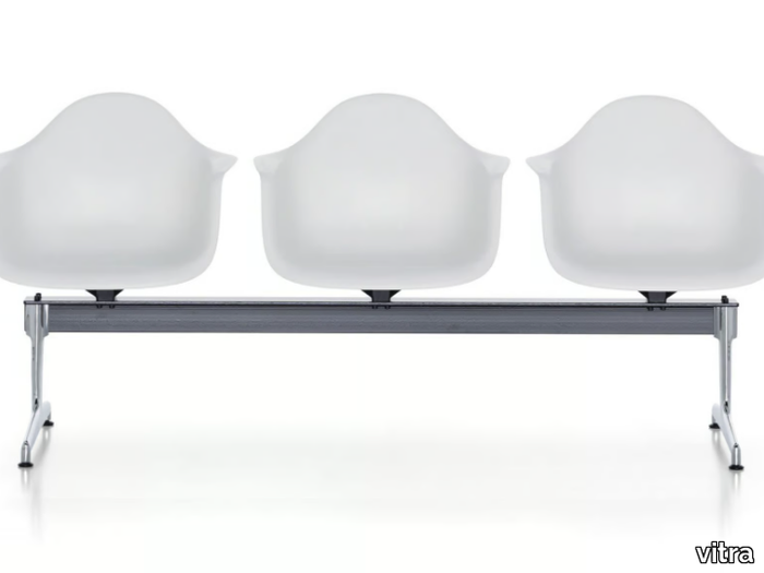 EAMES PLASTIC ARMCHAIR STRETCHER - Freestanding polypropylene beam seating with armrests _ Vitra