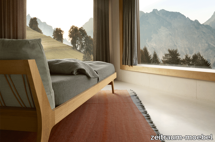 zeitraummoebel-bettmitpolsterkissen-mellow-massivholz-08-920x610.png