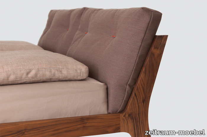 zeitraummoebel-bettmitpolsterkissen-mellow-massivholz-14-920x610.png