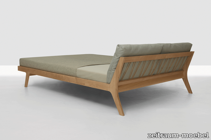 zeitraummoebel-bettmitpolsterkissen-mellow-massivholz-11-920x610.png