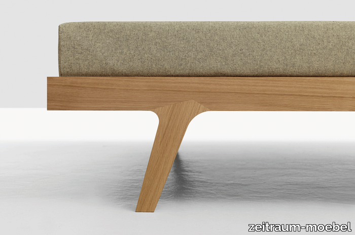 zeitraummoebel-bettmitpolsterkissen-mellow-massivholz-12-920x610.png