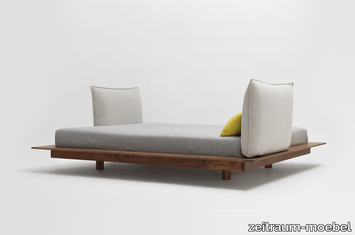zeitraummoebel-bettmitpolsterkissen-yoma-massivholz-07-920x610.png