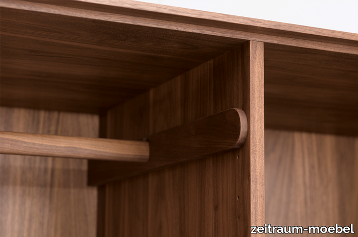 zeitraummoebel-schrank-kintall-massivholz-07-920x610.png