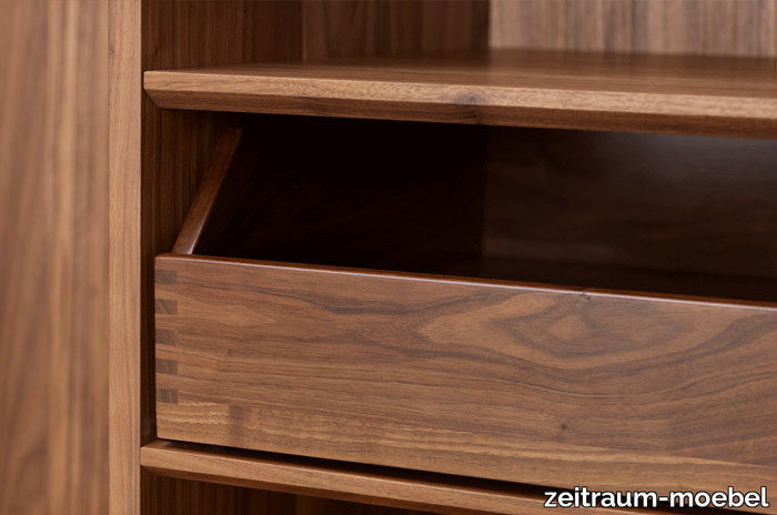 zeitraummoebel-schrank-kintall-massivholz-08-920x610.png