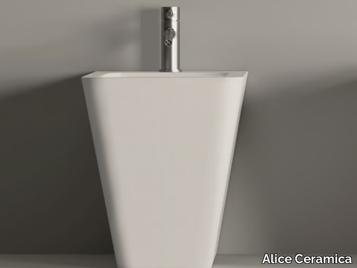 HIDE SQUARE - Floor mounted ceramic bidet with overflow _ Alice Ceramica