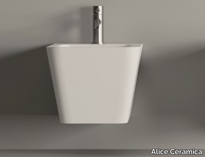 HIDE SQUARE - Wall-hung ceramic bidet with overflow _ Alice Ceramica