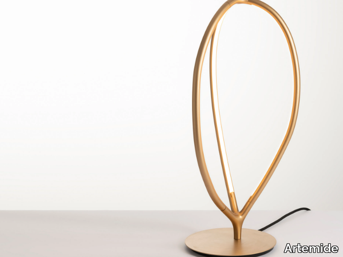 ARRIVAL - Aluminium and silicone table lamp _ Artemide