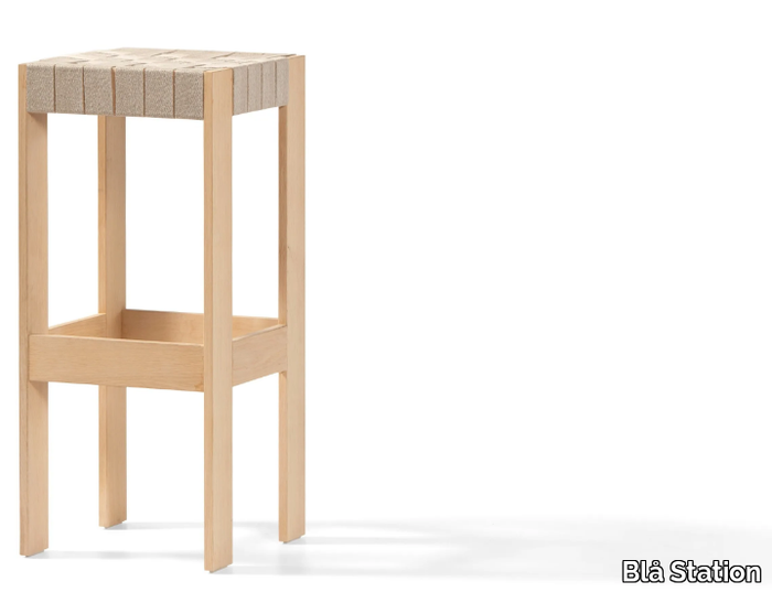 MOMANG - High solid wood stool with footrest _ Blå Station