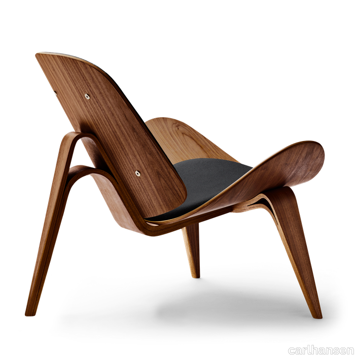 images-CH07 Shell Chair-skalstolen-valnoed-lak-thor301-back.png