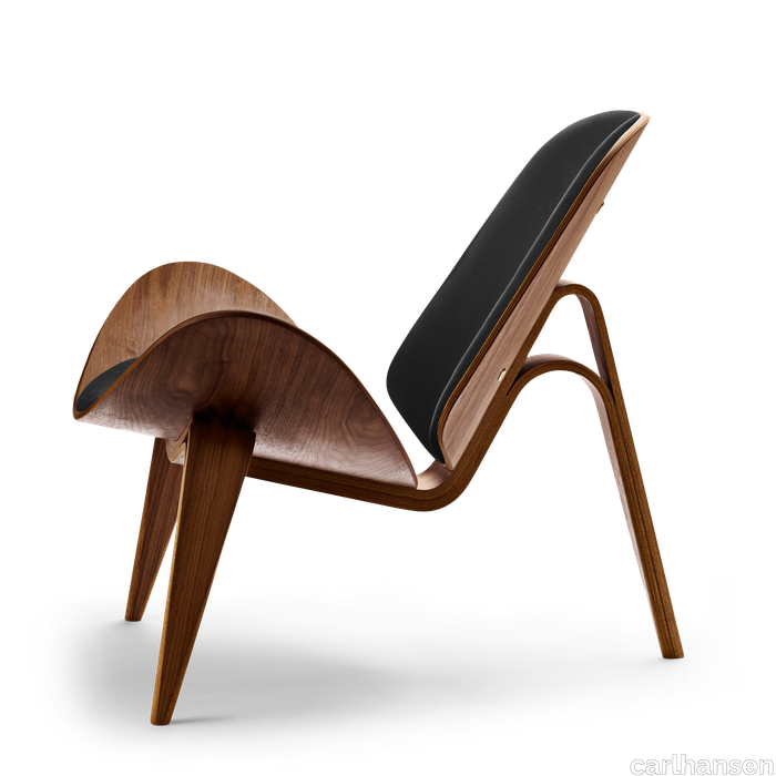 images-CH07 Shell Chair-skalstolen-valnoed-lak-thor301-side.png