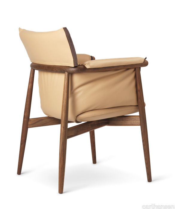 images-E005 Embrace Armchair-eoos_eo15_valnod-laeder_2.png