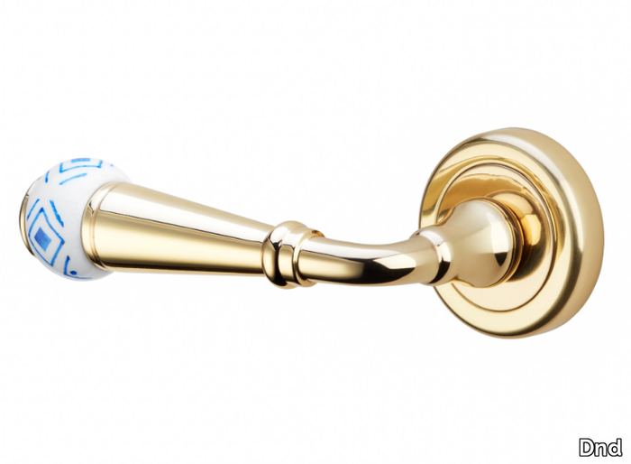 CAMILLA - Brass door handle on rose _ Dnd