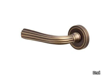 NAUSICAA - Brass door handle on rose _ Dnd