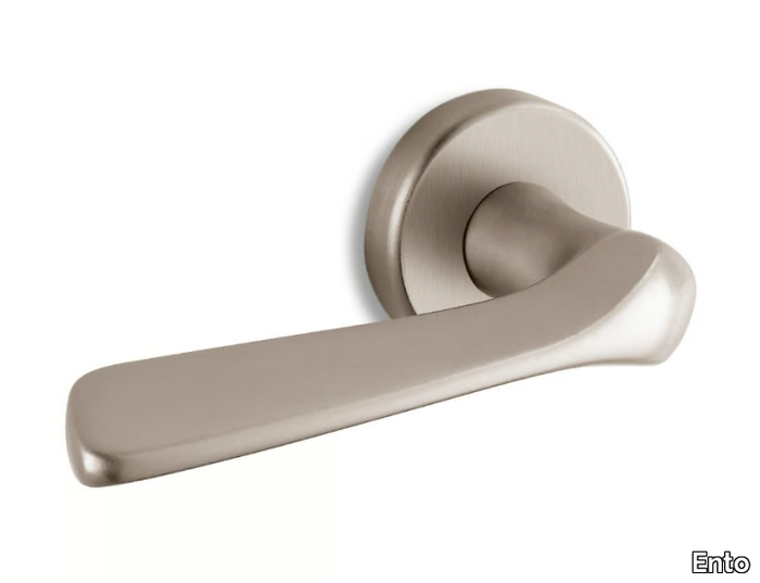 DAFNE - Brass door handle on rose _ Ento