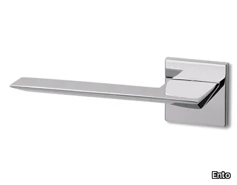 CEDRO SQ R6 - Brass door handle on rose _ Ento