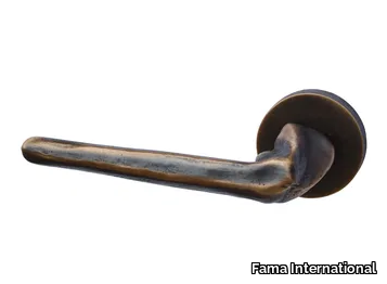 MOTION - Bronze door handle on rose _ Fama International