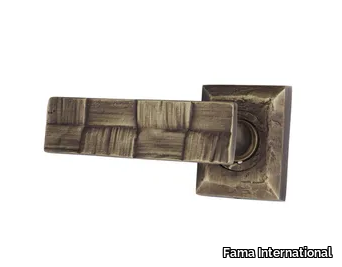 RAPHIA RP14 - Brass door handle on rose _ Fama International