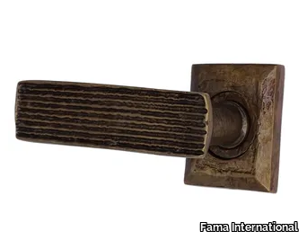 STRIEE J1 - Brass door handle on rose _ Fama International