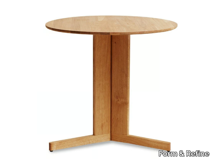 TREFOIL - Round oak table _ Form & Refine