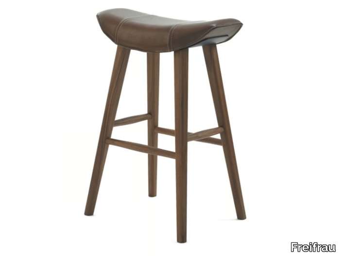 KYA KITCHEN STOOL WOODEN FRAME - Leather stool with footrest _ Freifrau