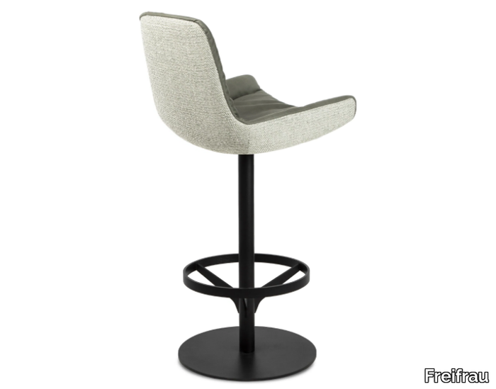 LEYA COUNTER ARMCHAIR LOW - Swivel high stool with armrests _ Freifrau