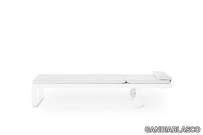 FLAT-Sun-lounger-with-castors-GANDIABLASCO-36274-reld8a09741.jpg