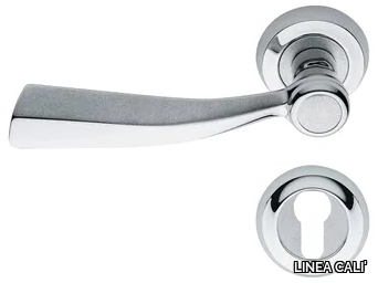 ELIKA - Classic style metal door handle on rose with lock _ LINEA CALI'